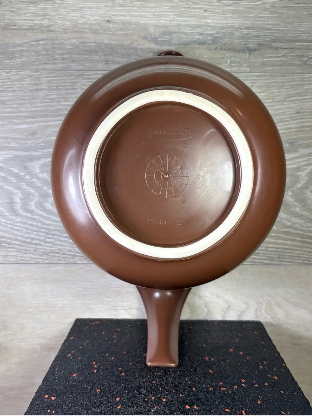 Rubbermaid Brown Mixing Bowl with Handle